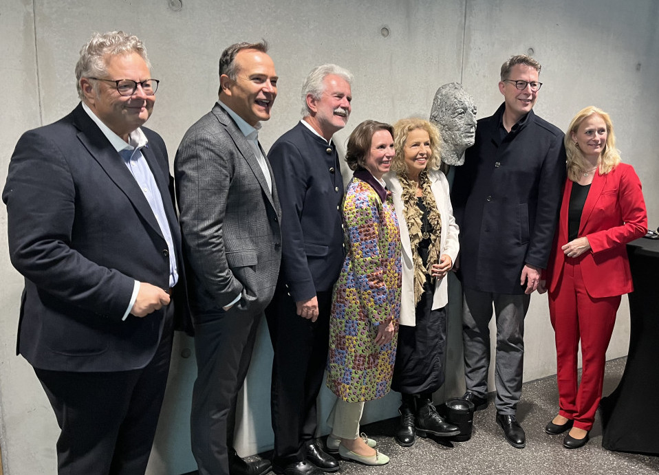 <p>Feierliche<br>Eröffnung</p>